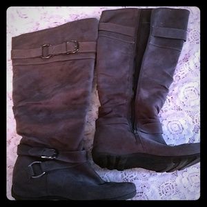 Maurice's grey boots with buckles